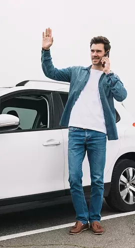 Человек, облокотившийся на автомобиль